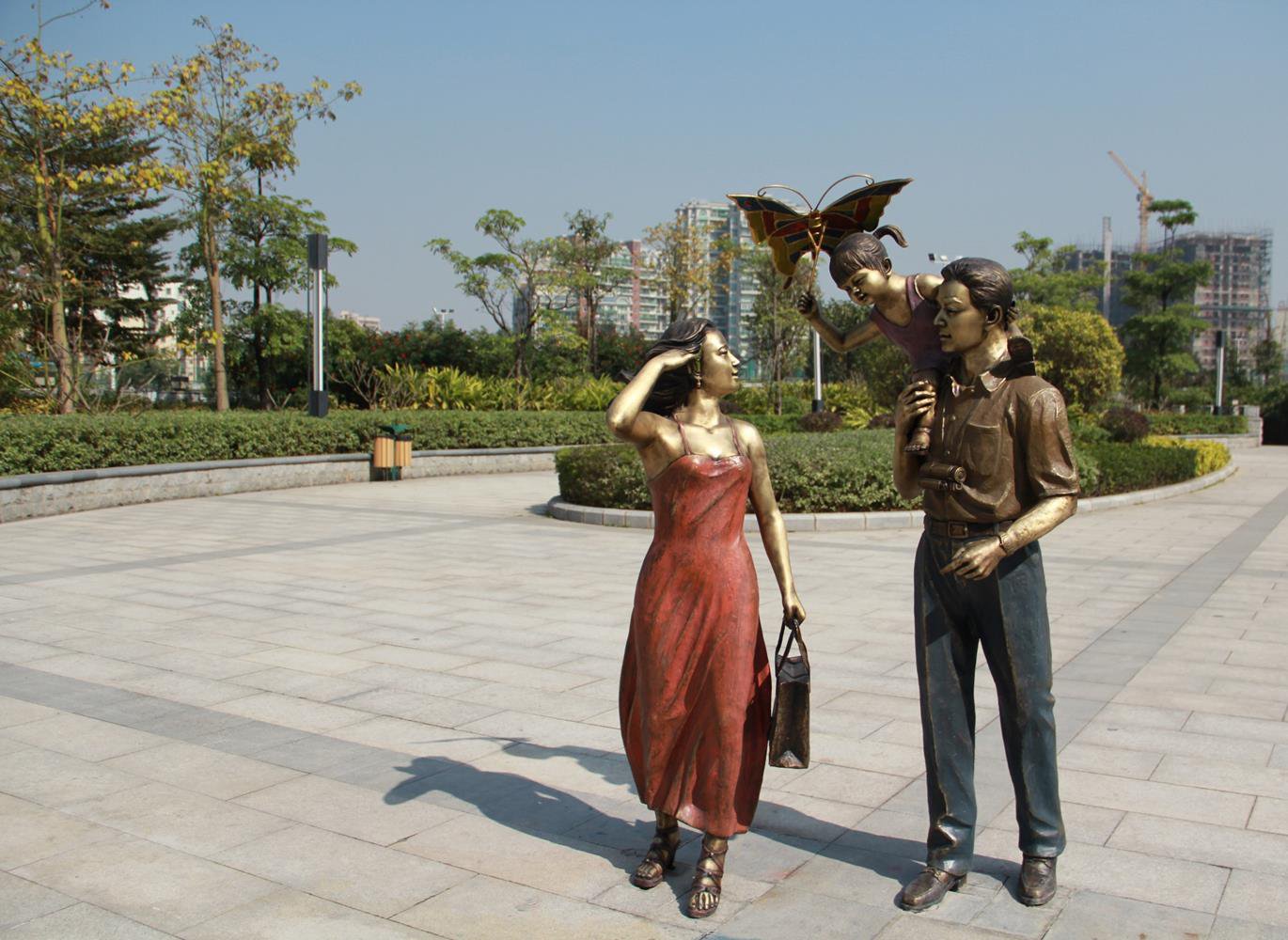 Situational Sculpture – Fiddler and Happy Holidays